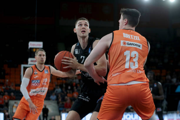 目前效力于 目前效力于